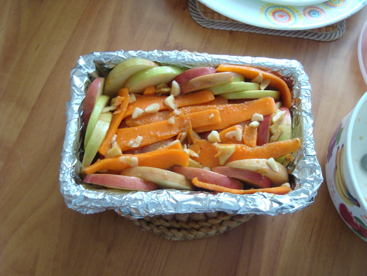 Куриные бедра с яблоком, морковью - обед "согревающий сердца": шаг 5