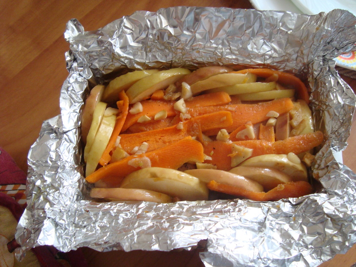 Куриные бедра с яблоком, морковью - обед "согревающий сердца": шаг 7