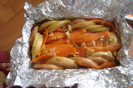Куриные бедра с яблоком, морковью - обед "согревающий сердца": шаг 7