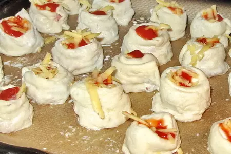 Фото: Закусочные рулетики с колбасой и сыром: шаг 6 Закусочные рулетики с колбасой и сыром: шаг 6