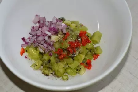 Пеленгас жареный с сальсой из киви: шаг 2