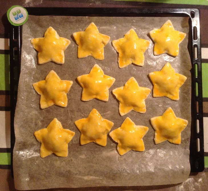 Пирожки слоеные "звездочки": шаг 10