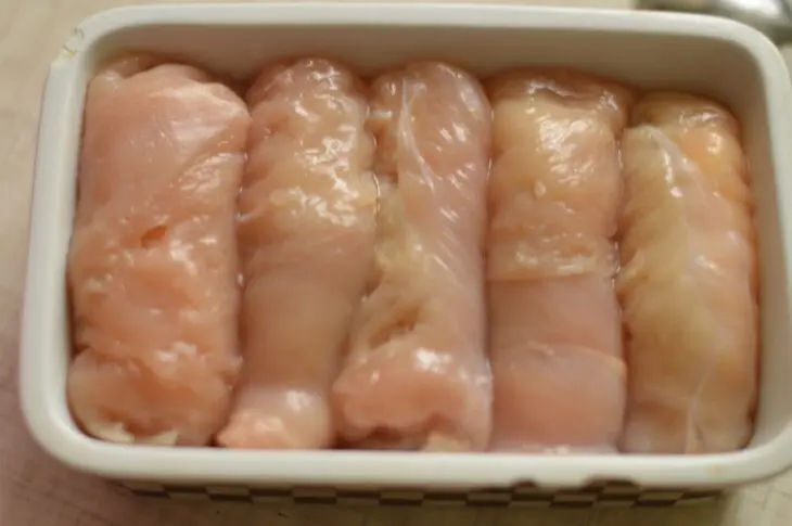 Рулеты из курицы с творогом и болгарским перцем: шаг 4