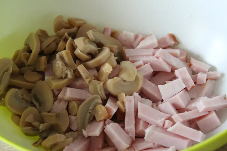 Салат с варено-копченой корейкой, фасолью и сыром: шаг 2