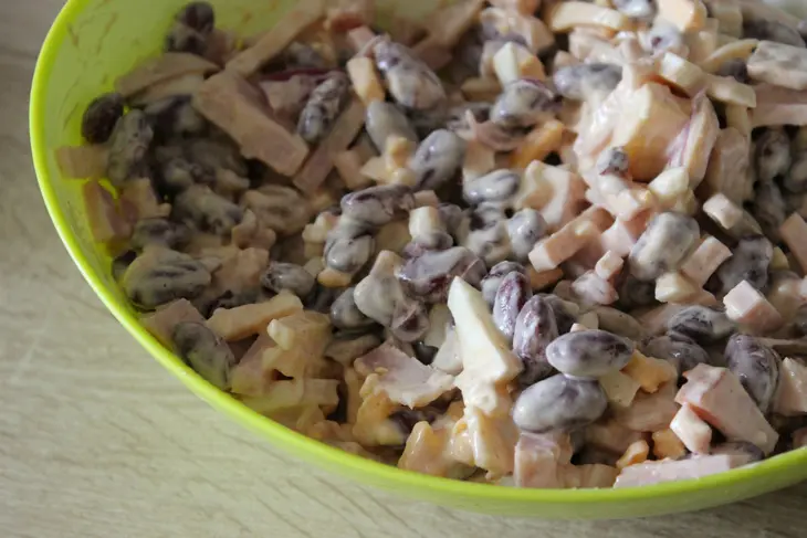 Салат с варено-копченой корейкой, фасолью и сыром: шаг 6