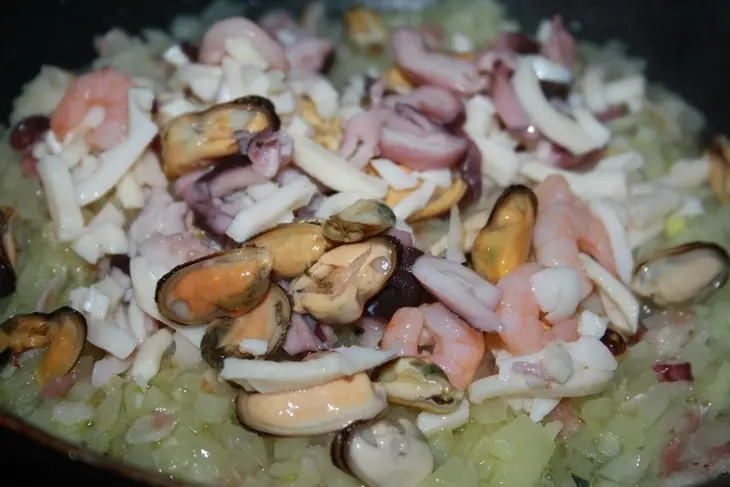 Пицца "бьянка" с беконом и морепродуктами: шаг 7