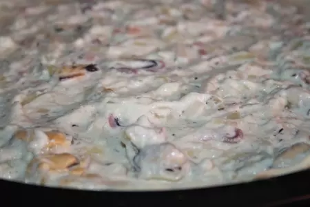 Пицца "бьянка" с беконом и морепродуктами: шаг 12