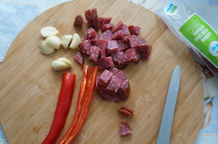 Картофель "по-мужски" с салями, чили и паприкой: шаг 3