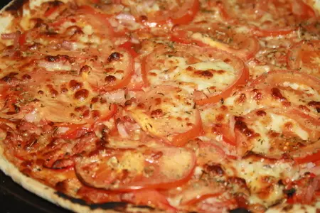 Пицца "сочная" с помидорами, ветчиной и паприкой: шаг 6