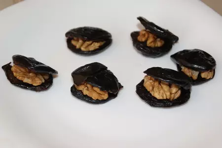 Рулетики "для нас девчонки" из бекона с черносливом, сыром и грецкими орехами: шаг 2