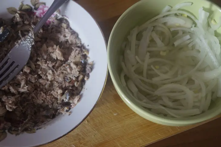 Салат с рисом и тунцом: шаг 2