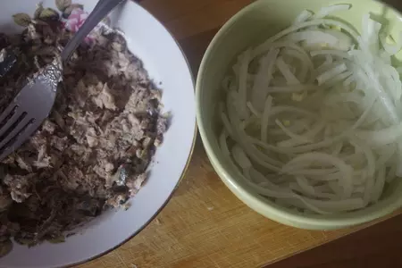 Салат с рисом и тунцом: шаг 2