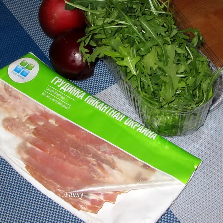 Салат с рукколой, нектаринами и копченой грудинкой: шаг 1