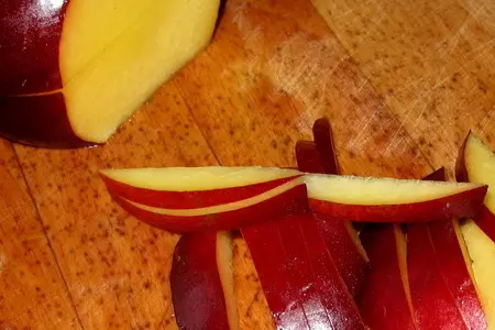 Салат с рукколой, нектаринами и копченой грудинкой: шаг 2