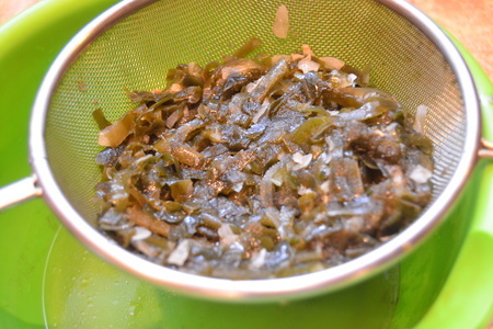 Салат из риса и морской капусты с крабовыми палочками: шаг 2