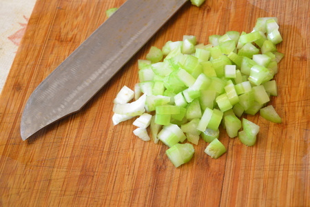 Салат из риса и морской капусты с крабовыми палочками: шаг 4