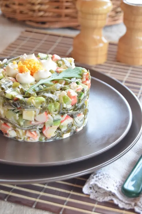 Салат из риса и морской капусты с крабовыми палочками: шаг 8