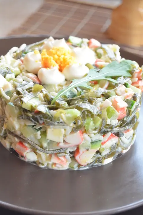 Салат из риса и морской капусты с крабовыми палочками: шаг 9