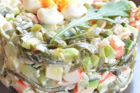 Салат из риса и морской капусты с крабовыми палочками: шаг 9