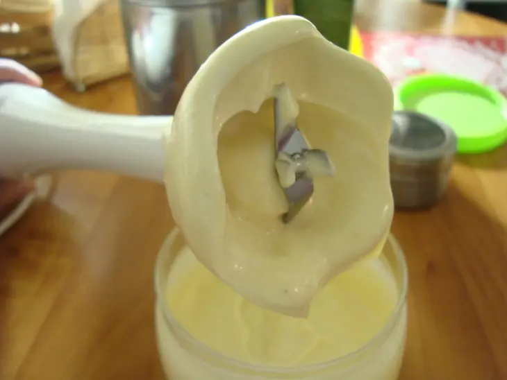 Салат из риса с киноа и морской капусты с крабовыми палочками с домашним майонезом: шаг 3