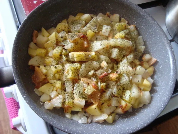 Картофель, жареный со шкварками: шаг 5