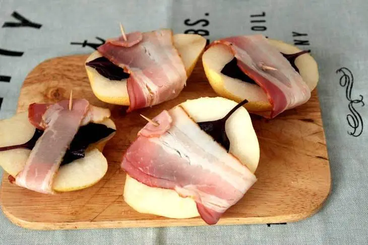 Гриллированные груши с беконом и базиликом: шаг 2