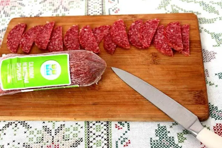 Итальянский коктейльный салат с салями, моцареллой и горошком: шаг 2
