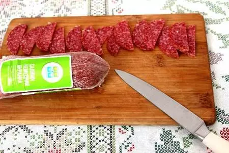 Итальянский коктейльный салат с салями, моцареллой и горошком: шаг 2