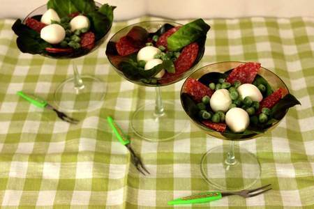 Итальянский коктейльный салат с салями, моцареллой и горошком: шаг 4