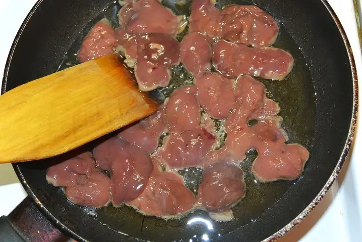 Рисово-овощной салат с куриной печенью: шаг 7
