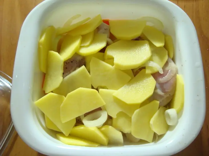 Куриные окорочка, запеченные с картофелем и морковью: шаг 3