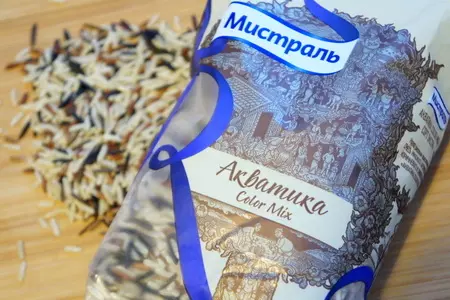 Салат с салями и трёхцветным рисом: шаг 1