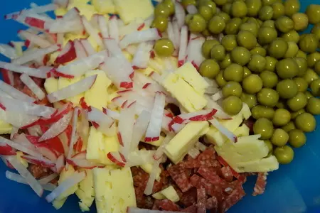 Салат с салями и трёхцветным рисом: шаг 3