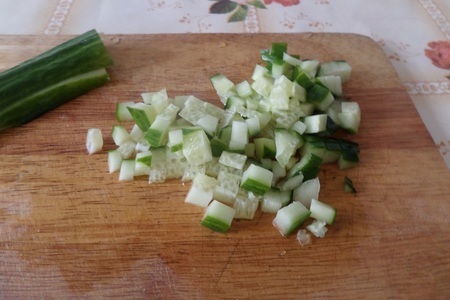 Салат с рисом, огурцом и мидиями: шаг 2