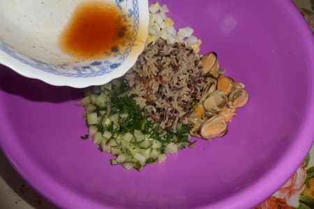 Салат с рисом, огурцом и мидиями: шаг 7