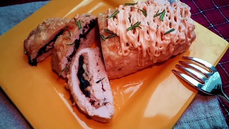 Рулет из свинины с черносливом, чесноком и сыром. приготовьте для любимой!: шаг 4