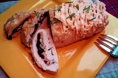 Рулет из свинины с черносливом, чесноком и сыром. приготовьте для любимой!: шаг 4