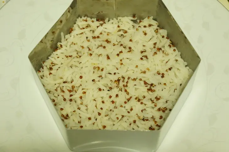 Салат с крабовыми палочками, рисом и киноа: шаг 3