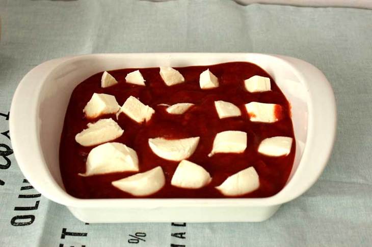 Сосиски-гриль, запеченные с моцареллой в томатном соусе с сырной корочкой: шаг 4