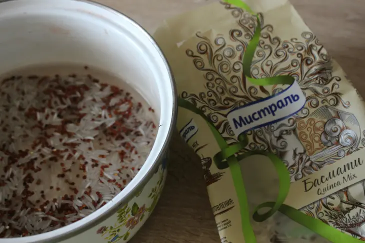 Слоеный салат с курицей, черносливом и рисом басмати quinoa mix: шаг 1