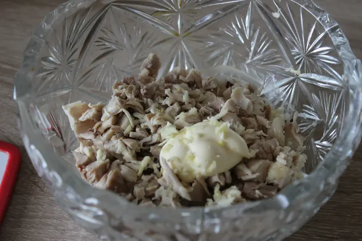 Слоеный салат с курицей, черносливом и рисом басмати quinoa mix: шаг 3