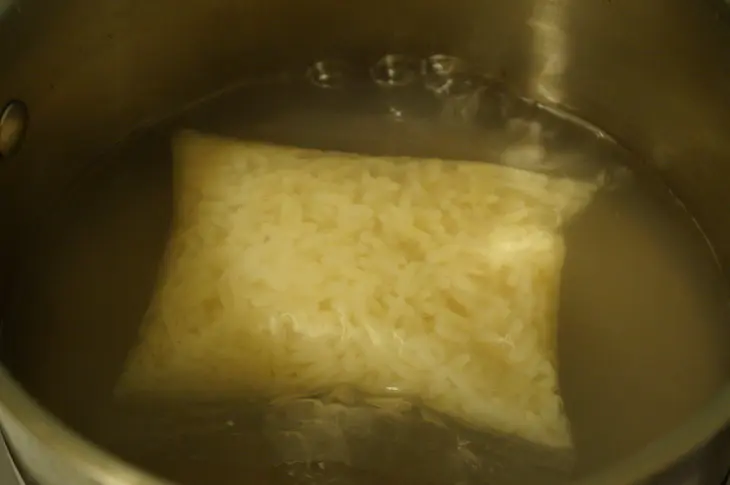 Куриный салат с рисом, сыром и горошком: шаг 2