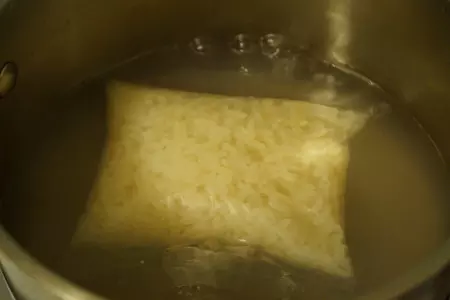 Куриный салат с рисом, сыром и горошком: шаг 2