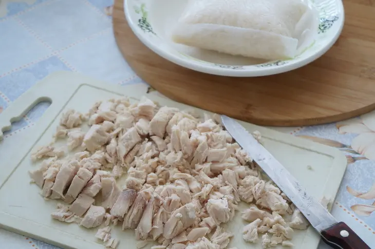 Куриный салат с рисом, сыром и горошком: шаг 3