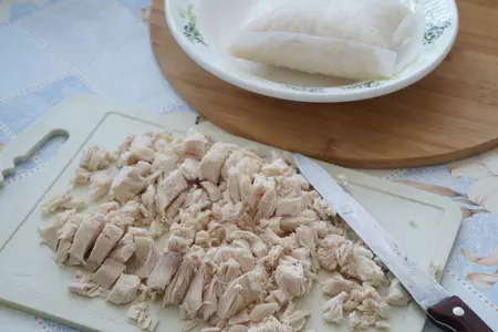 Куриный салат с рисом, сыром и горошком: шаг 3