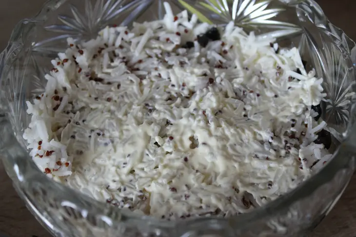 Слоеный салат с курицей, черносливом и рисом басмати quinoa mix: шаг 6