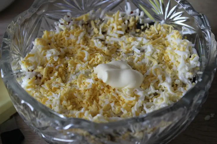 Слоеный салат с курицей, черносливом и рисом басмати quinoa mix: шаг 7