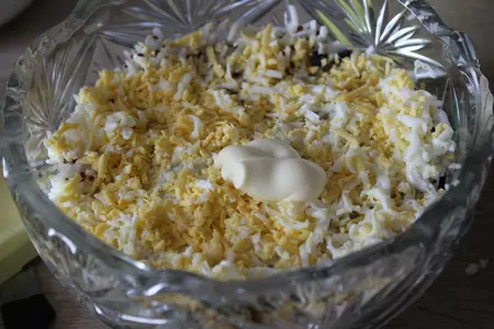 Слоеный салат с курицей, черносливом и рисом басмати quinoa mix: шаг 7