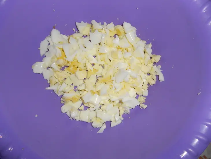 Салат с рисом, кукурузой и морской капустой: шаг 2
