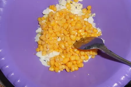 Салат с рисом, кукурузой и морской капустой: шаг 3